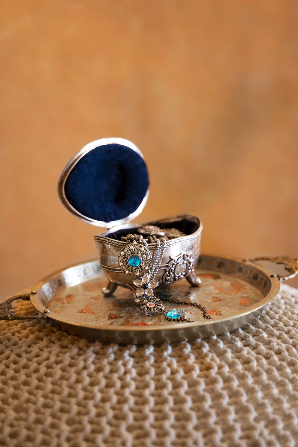 Symbolika kamieni w pierścionkach zaręczynowych – co oznaczają?